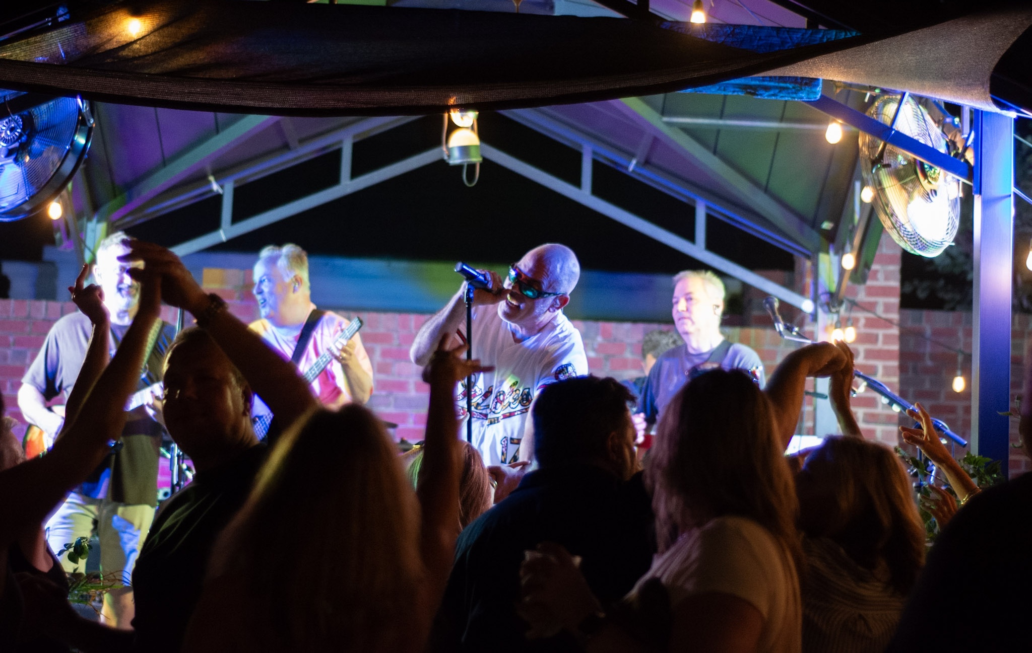 crowd danncing to band