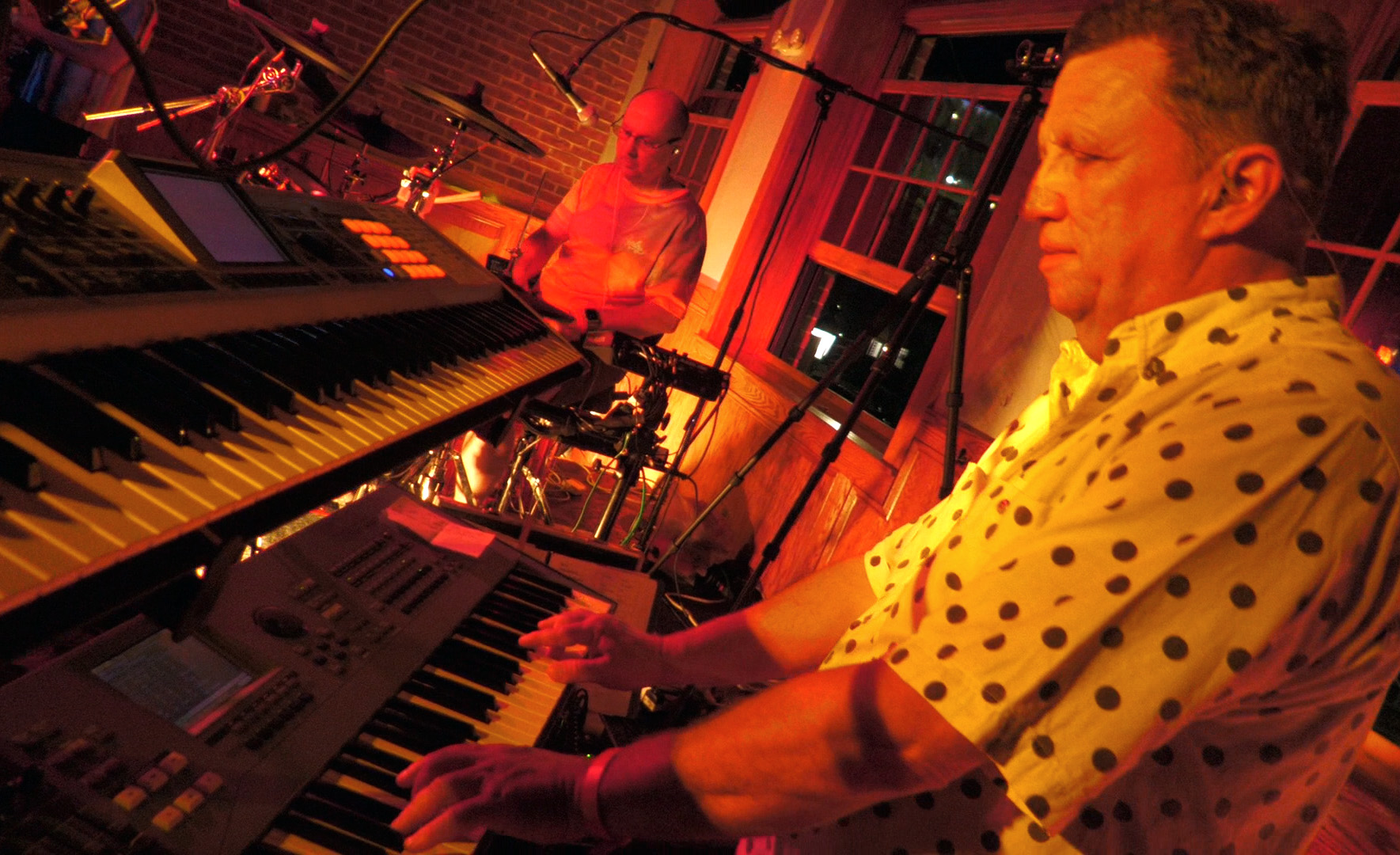 keyboard player jamming